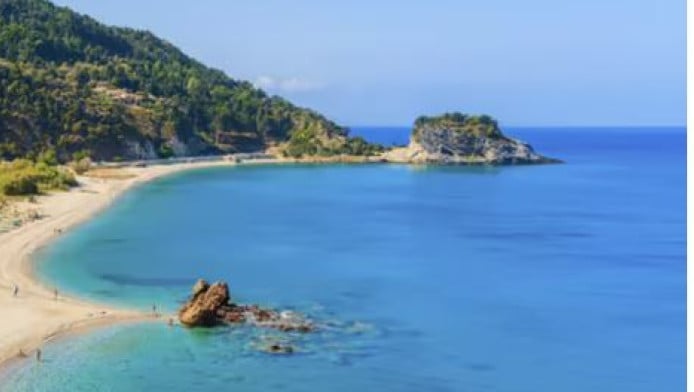 Το νησί που σνομπάρουν οι Έλληνες αλλά λατρεύουν οι ξένοι ταξιδιώτες!