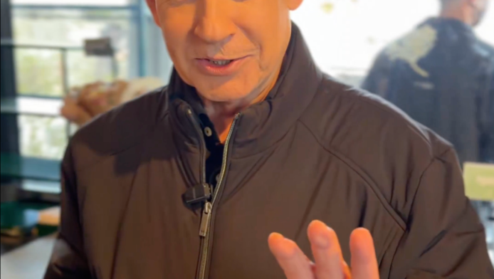 Ο «πεθαμένος» Νετανιάχου βγήκε για καφέ – Γιατί δείχνει τα δάχτυλά του (VD)