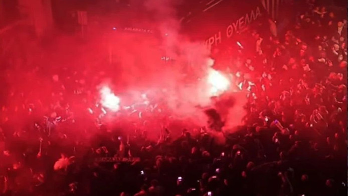 Μοναδική αποθέωση για Καλαμάτα - Και πυροτεχνήματα μετά την άνοδο (Vid)