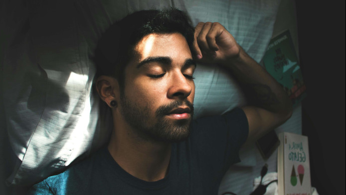 Τί πρέπει να κάνεις πριν τον ύπνο για να χάσεις κιλά;