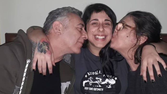 Super Kiki για τους γονεις της - Έκαναν το εξωφρενικό δίπλα στο παιδί τους