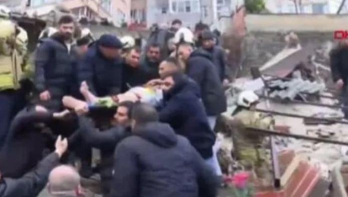 Κατέρρευσαν δύο κτίρια στην Κωνσταντινούπολη - Ανασύρθηκαν 5 εγκλωβισμένοι