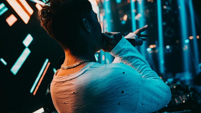 Σκάνδαλο στη Μύκονο με πασίγνωστο τραγουδιστή