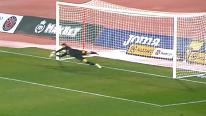 Τρομερός τερματοφύλακας - Έπιασε 4 πέναλτι στη διαδικασία (ΒΙΝΤΕΟ)
