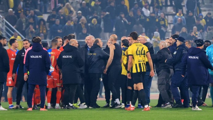  Μεγάλη ένταση! - Πήγαν να έρθουν στα χέρια οι παίκτες ΑΕΚ και Βόλου