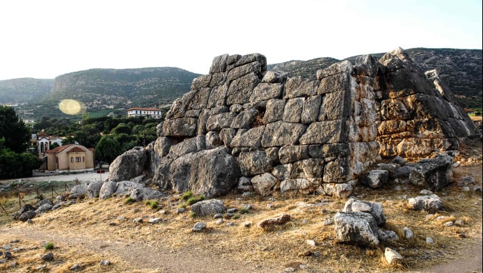 Η περίεργη πυραμίδα της Ελλάδας - Δύο εκδοχές για τη χρήση της (ΦΩΤΟ)