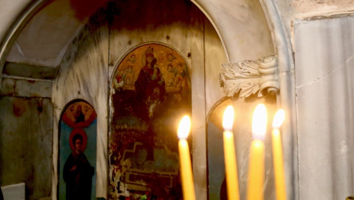 Πιάστηκαν στα χέρια μέσα σε εκκλησία: Στο νοσοκομείο ιερέας (ΦΩΤΟ)