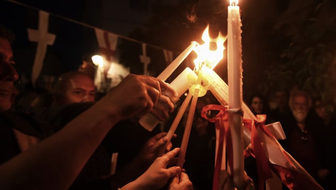 "Ιερά" μυστήρια που διχάζουν - Η τελετή του Αγίου Φωτός με 400 νεκρούς