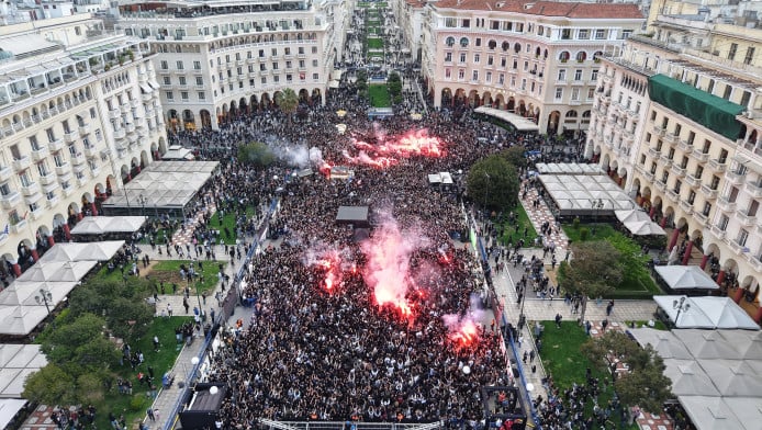 ΠΑΟΚ: Πήρε «φωτιά» η Θεσσαλονίκη για τα 100 χρόνια του ΠΑΟΚ! (vids)