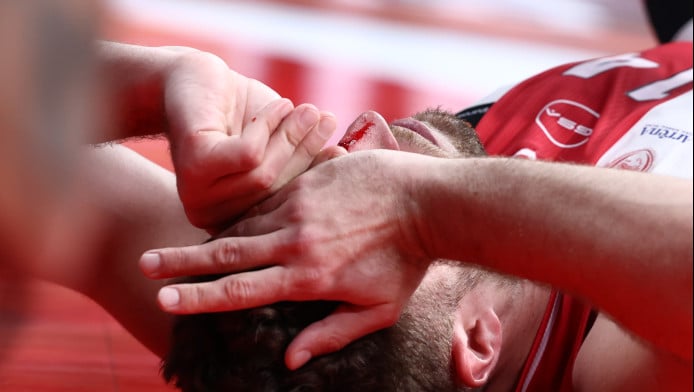 Σκληρό χτύπημα Ντιαλό σε Βεζένκοφ - Έκανε 4 ράμματα την ώρα του ματς (Vid)