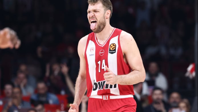 "Καμπανάκι" από Βεζένκοφ μετά το... πάρτι του Ολυμπιακού!