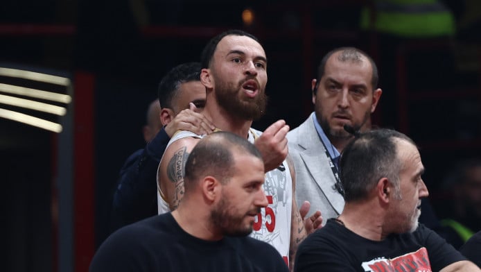 Χαμός με Τζέιμς στο ΣΕΦ! Αποβλήθηκε κι έκανε χειρονομία για δωροδοκία (Vid)