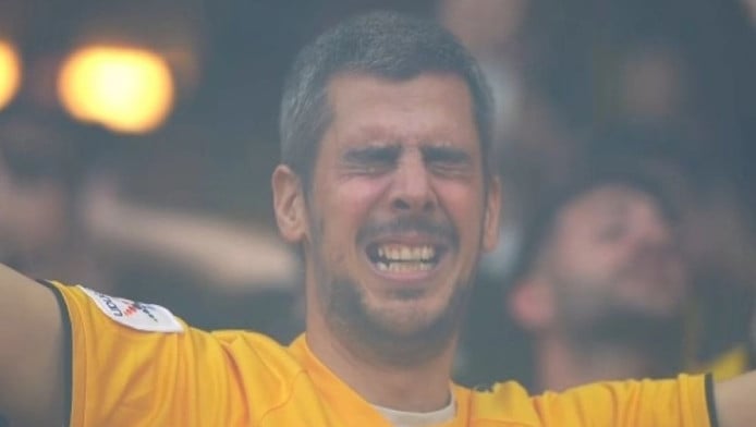 Συγκλονιστικό!-Οπαδός της ΑΕΚ ξεσπάει σε κλάματα με την 3άρα στον ΠΑΟΚ (Vd)