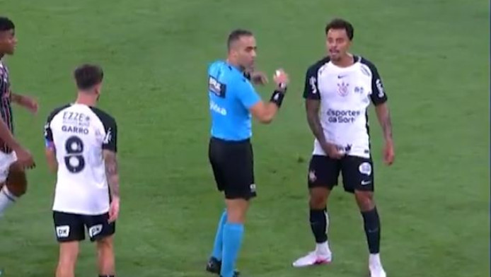 Σουρεαλιστική αποβολή: Κόκκινη επειδή έπιασε «τα γεννητικά του όργανα» (Vd)