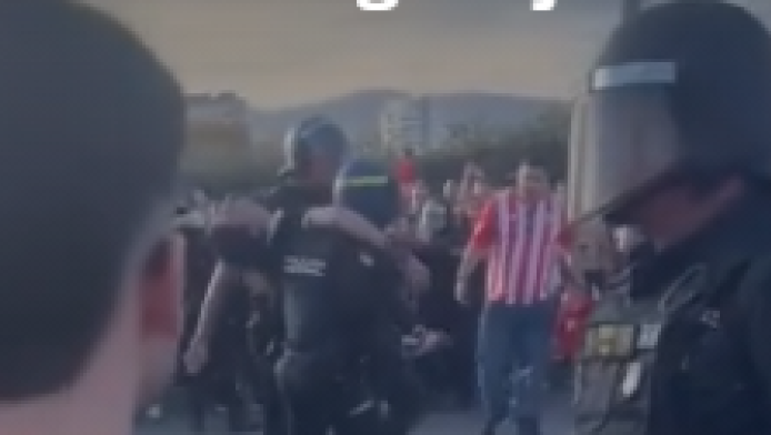 Τρομερό σκηνικό: Η αστυνομία συνέλαβε αναίσθητο οπαδό (ΒΙΝΤΕΟ)