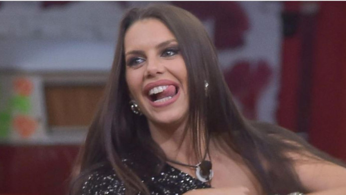 Δεν έχεις δει γυναίκα να πίνει με τόσο σέξι τρόπο καφέ (ΦΩΤΟ)