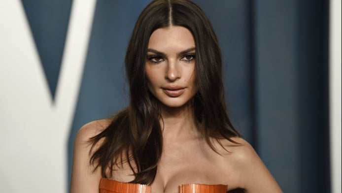 Η Έμιλι Ραταϊκόφσκι πόσταρε τρειςa αποκαλυπτικές φωτό και μάζεψε 4,5 εκατ.