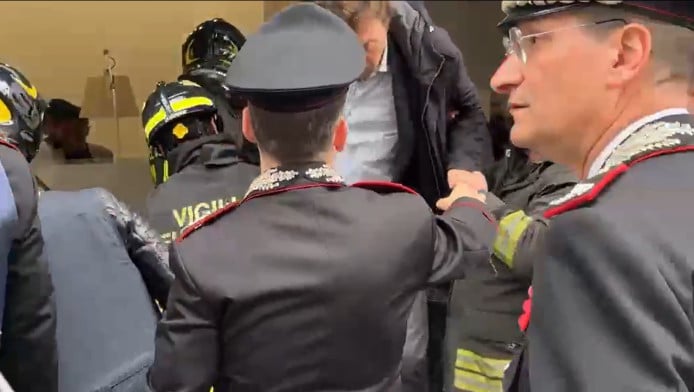 Ληστεία-θρίλερ στη Νάπολη! Όμηροι σε τράπεζα, διαφυγή από τούνελ & πανικός