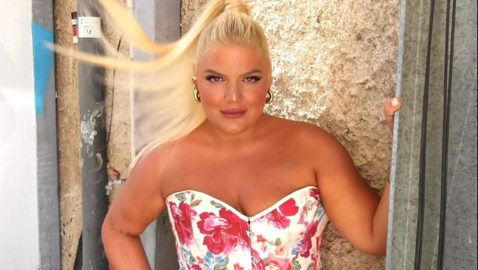 Η παρουσιάστρια που... τρώει την Δανάη Μπάρκα από την ΕΡΤ