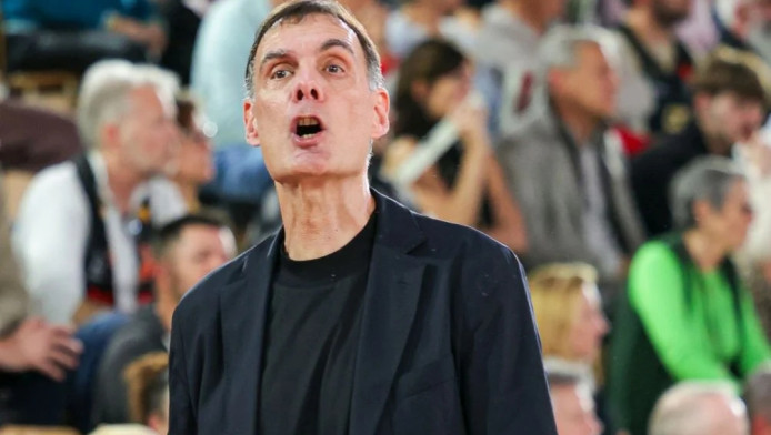 Πουλάνε πασχαλινά αυγά με Μπαρτζώκα και "Ακούς βαζέλα" στον Πειραιά! (Vid)