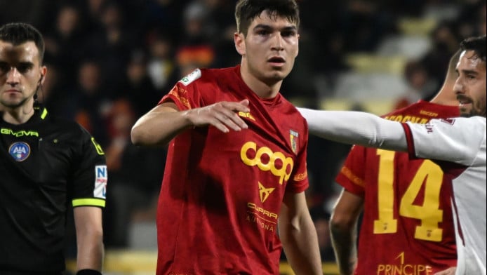 Στόπερ "θηρίο" με 18 γκολ και 3 εκατ. για Ολυμπιακό - Ο επόμενος Πιρόλα!