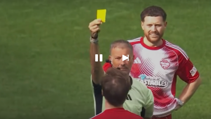 Ο Κλάτενμπεργκ έδειξε κίτρινη κάρτα και ο «παίκτης» την εξαφάνισε (ΒΙΝΤΕΟ)