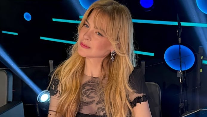 Η backstage φωτό της εντυπωσιακής Ρένας Μόρφη πριν την έναρξη του YFSF