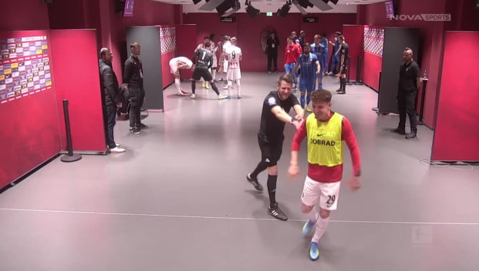 Αυτό είναι το ποδόσφαιρο: Παίκτες αγκάλιασαν τον διαιτητή (ΒΙΝΤΕΟ)