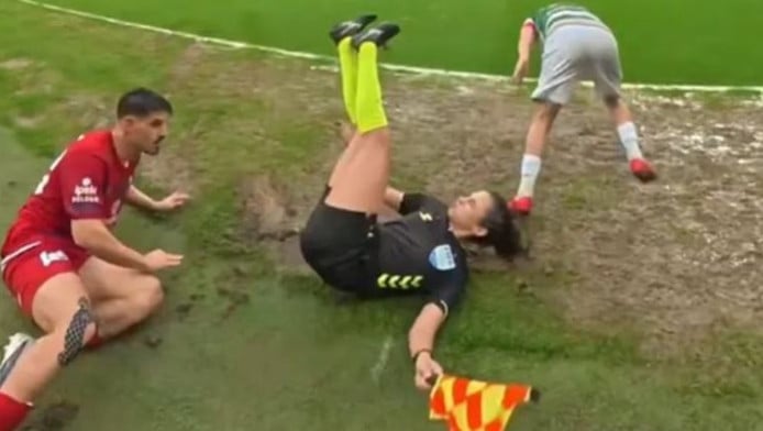 Παίκτης ρίχνει κάτω γυναίκα διαιτητή και… συνεχίζει σαν να μη συνέβη τίποτα