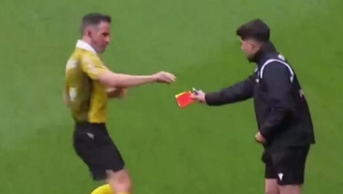 Tι έκανε ο θεούλης! - Ξέχασε τις κάρτες ο διαιτητής (ΒΙΝΤΕΟ) 