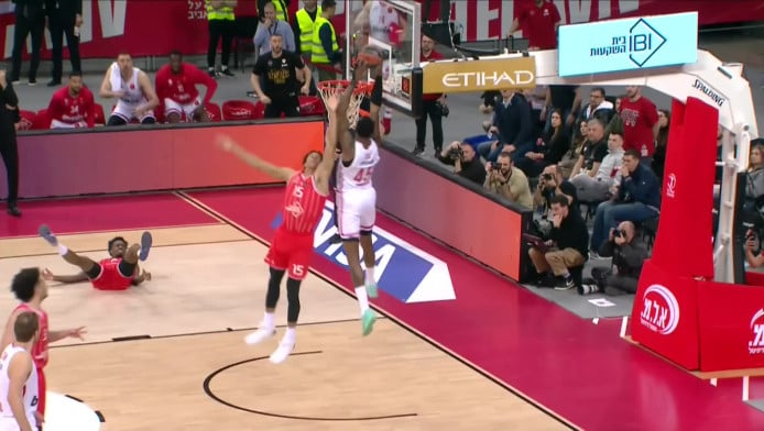 Το ακροβατικό κάρφωμα του Ντόντα Χολ σε 0.4'' δεύτερα (ΒΙΝΤΕΟ)