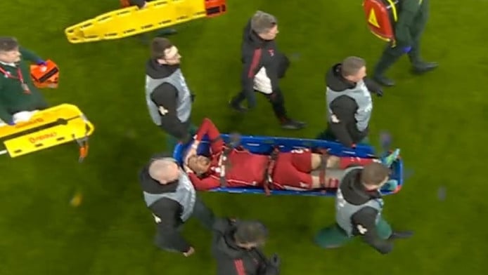 Σοκ στην Λίβερπουλ: Αποχώρησε με φορείο ο Εκιτικέ (ΒΙΝΤΕΟ)