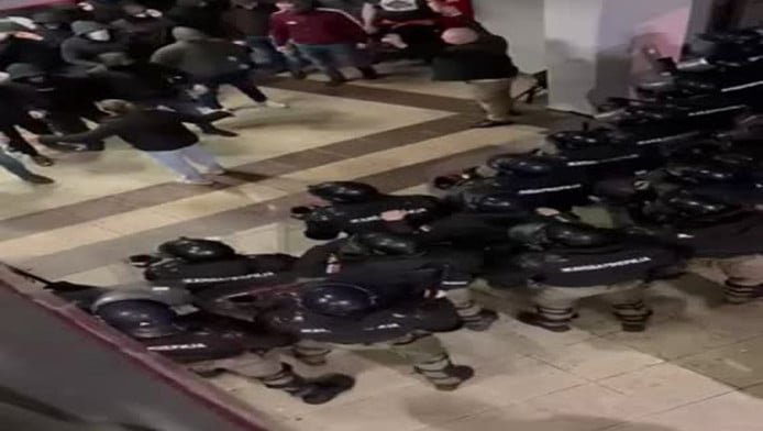 Νέο ΒΙΝΤΕΟ – Ανελέητο ξύλο οπαδών Ερυθρού Αστέρα με αστυνομικούς!