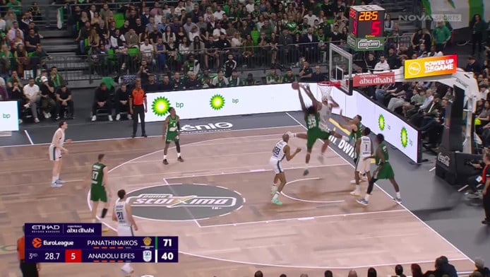 Σα να παίζει βόλεϊ: Το εντυπωσιακό μπλοκ του Φαρίντ με τα δύο χέρια (Vid)