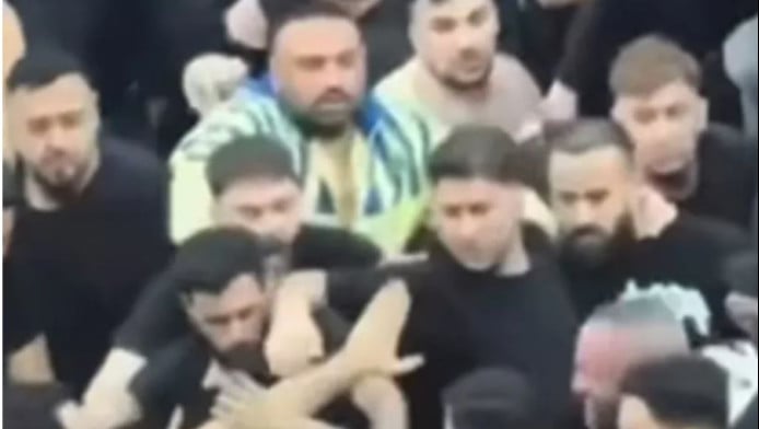 Εμφύλιος στη Φενέρ - Τούρκοι οπαδοί έπαιξαν ξύλο μεταξύ τους στις κερκίδες 