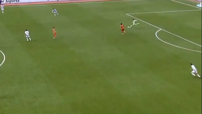 Δεν γίνονται αυτά: Ο Γιαννιώτης έβαλε γκολ από το ένα τέρμα στο άλλο! (Vid)