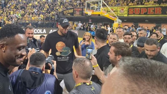 Τρομεροί οι οπαδοί Άρη για Γιάννη Αντετοκούνμπο - Απίστευτο σύνθημα!