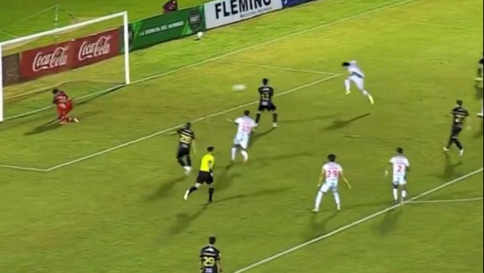 Ούτε ο… Βουτσάς τέτοιο γκολ! - Έχασε πέναλτι, αλλά σκόραρε κατά λάθος (Vid)