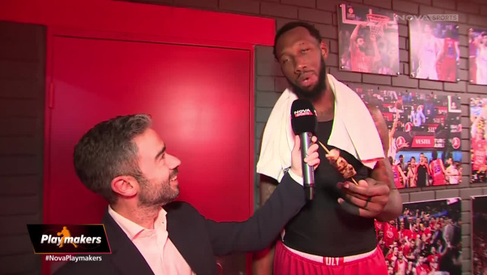 Έδωσε συνέντευξη με σουβλάκι στο χέρι ο Ντόντα Χολ (ΒΙΝΤΕΟ)