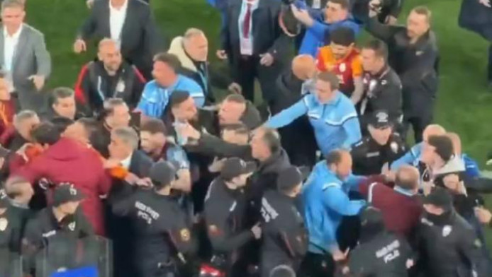 Χάος στην Τραπεζούντα: Συμπλοκή παικτών μετά το Τράμπζονσπορ-Γαλατά! (Vid)