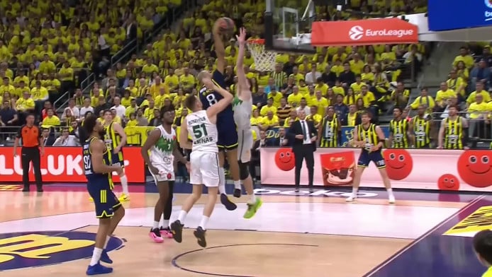 Χορευτικό και κάρφωμα από Χόρτον Τάκερ (ΒΙΝΤΕΟ)