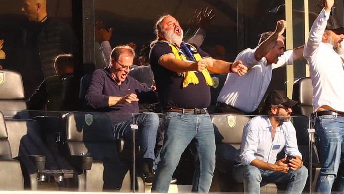 "Τρελάθηκε" ο Ηλιόπουλος! Έξαλλοι πανηγυρισμοί στο γκολ της ΑΕΚ (ΦΩΤΟ)