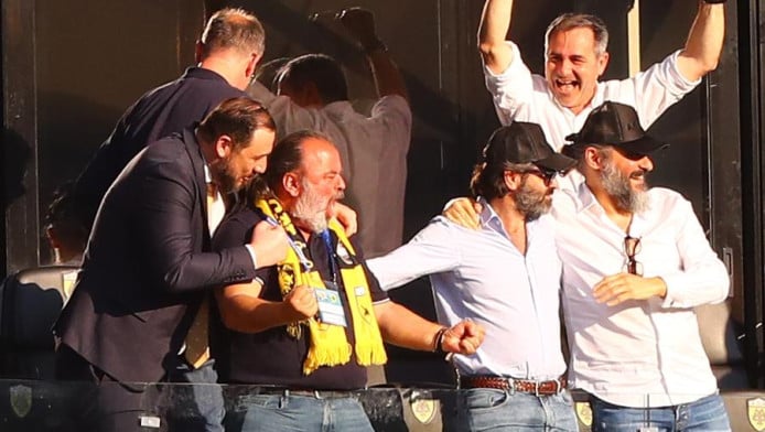 Φοβερό σκηνικό στη Ν. Φιλαδέλφεια - Τραγουδούσε το "Αγάπα με" ο Ηλιόπουλος