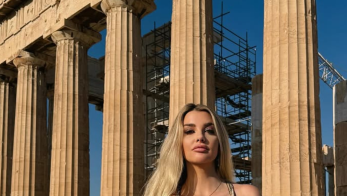 Έτσι εμφανίστηκε εντυπωσιακό μοντέλο μπροστά στον Παρθενώνα (ΦΩΤΟ)