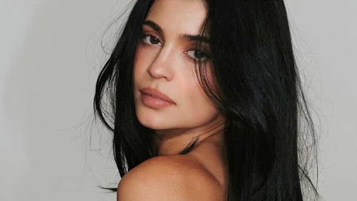 Τόπλες! Τηλεπερσόνα ποζάρει για να διαφημίσει την κολεξόν της (ΦΩΤΟ)