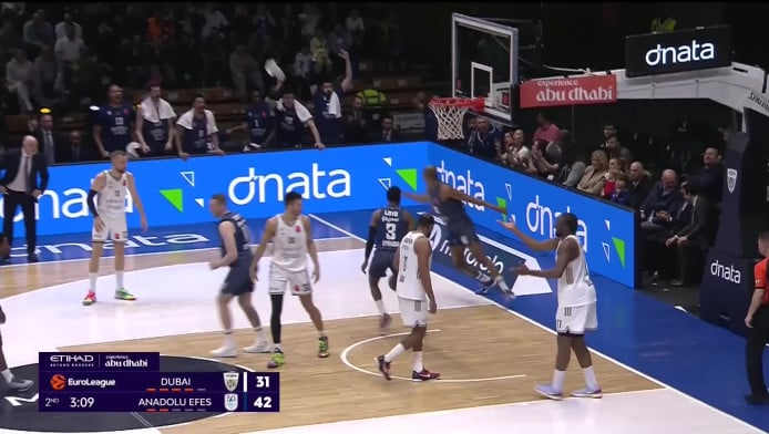 Μαγική στιγμή: Λόιντ ύψωσε και Κάι Τζόουνς κάρφωσε (ΒΙΝΤΕΟ)