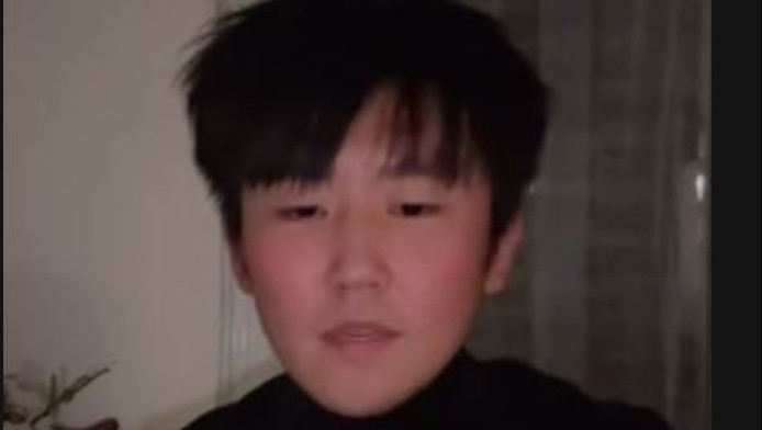 Κινέζος πιτσιρικάς γίνεται viral τραγουδώντας Παντελή Παντελίδη