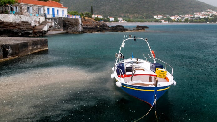 Το παραδεισένιο χωριό της Πελοποννήσου όπου πήγαινες μόνο μέσω θάλασσας!