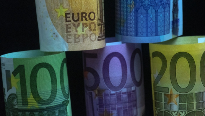 Τι θα συμβεί αν πας να καταθέσεις πεντακοσάρικο στην τράπεζα;