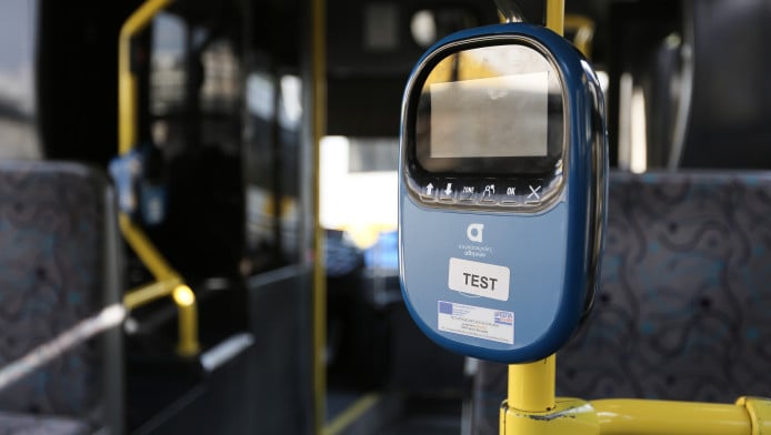 Πειραιάς: Επίθεση με κροτίδα σε εν κινήσει λεωφορείο με αστυνομικούς (Vid)